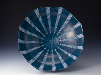 藍色の和紙で染めた大きな鉢