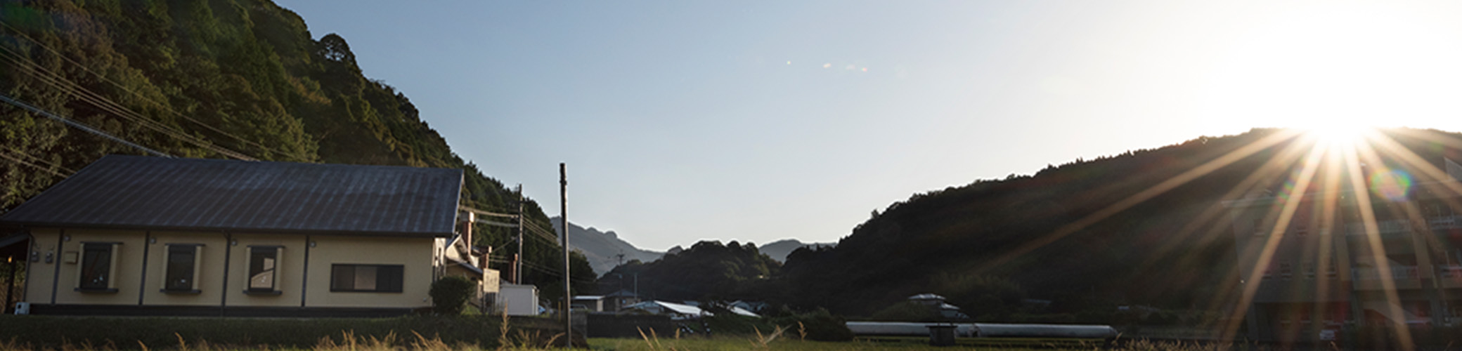 朝日の中の清六窯外観