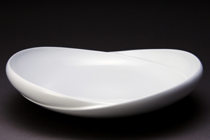 モダンなデザインの白磁の大皿