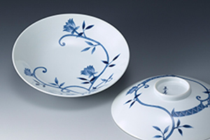 藍染めの花柄の絵皿