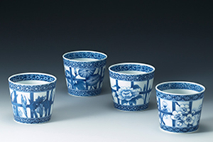 花を描いたカップのセット