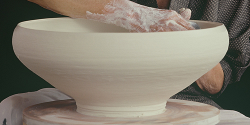 ろくろを回し器を成形しているところ